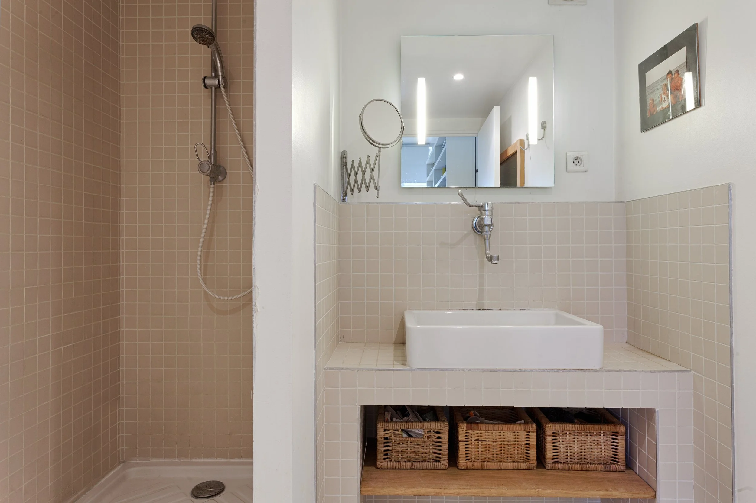 Salle de douche d'un loft avec terrasse en bordure du Marais