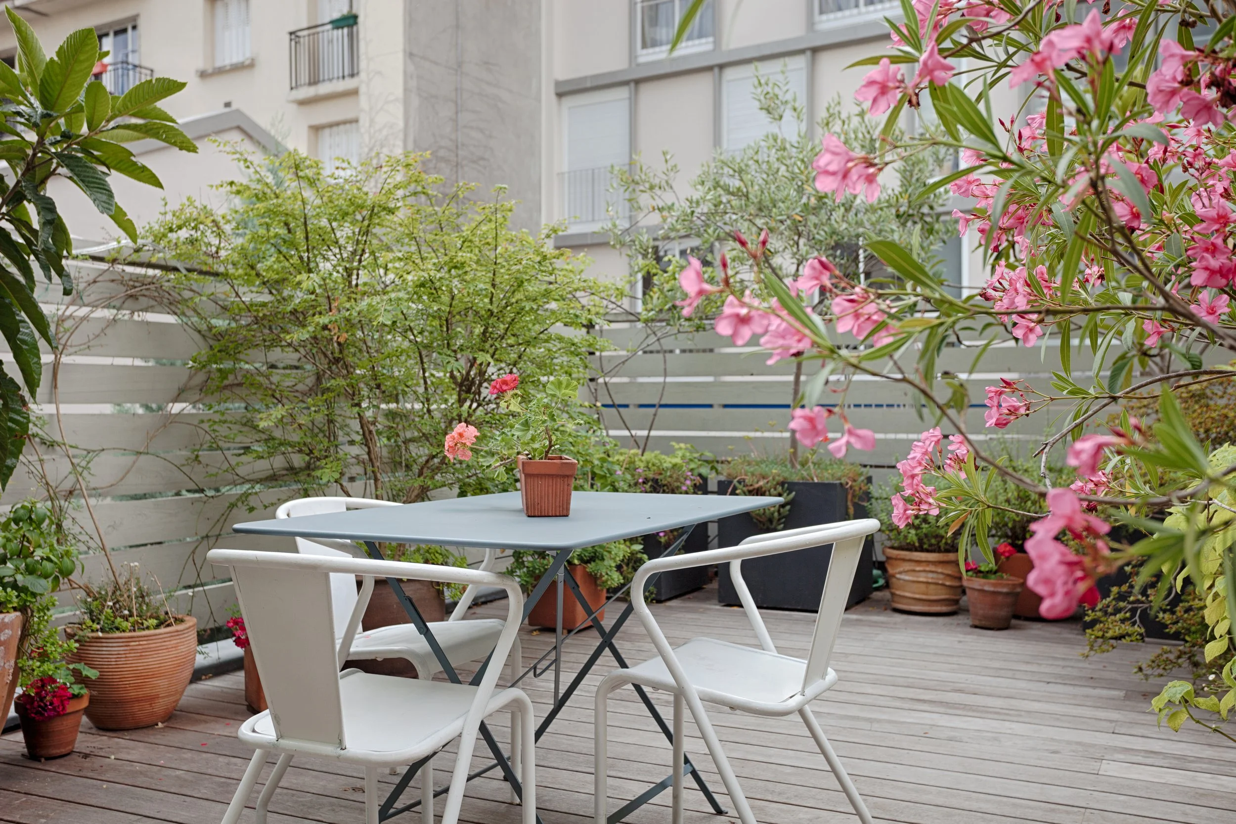 Deuxième partie de la terrase du loft situé en bordure du Marais