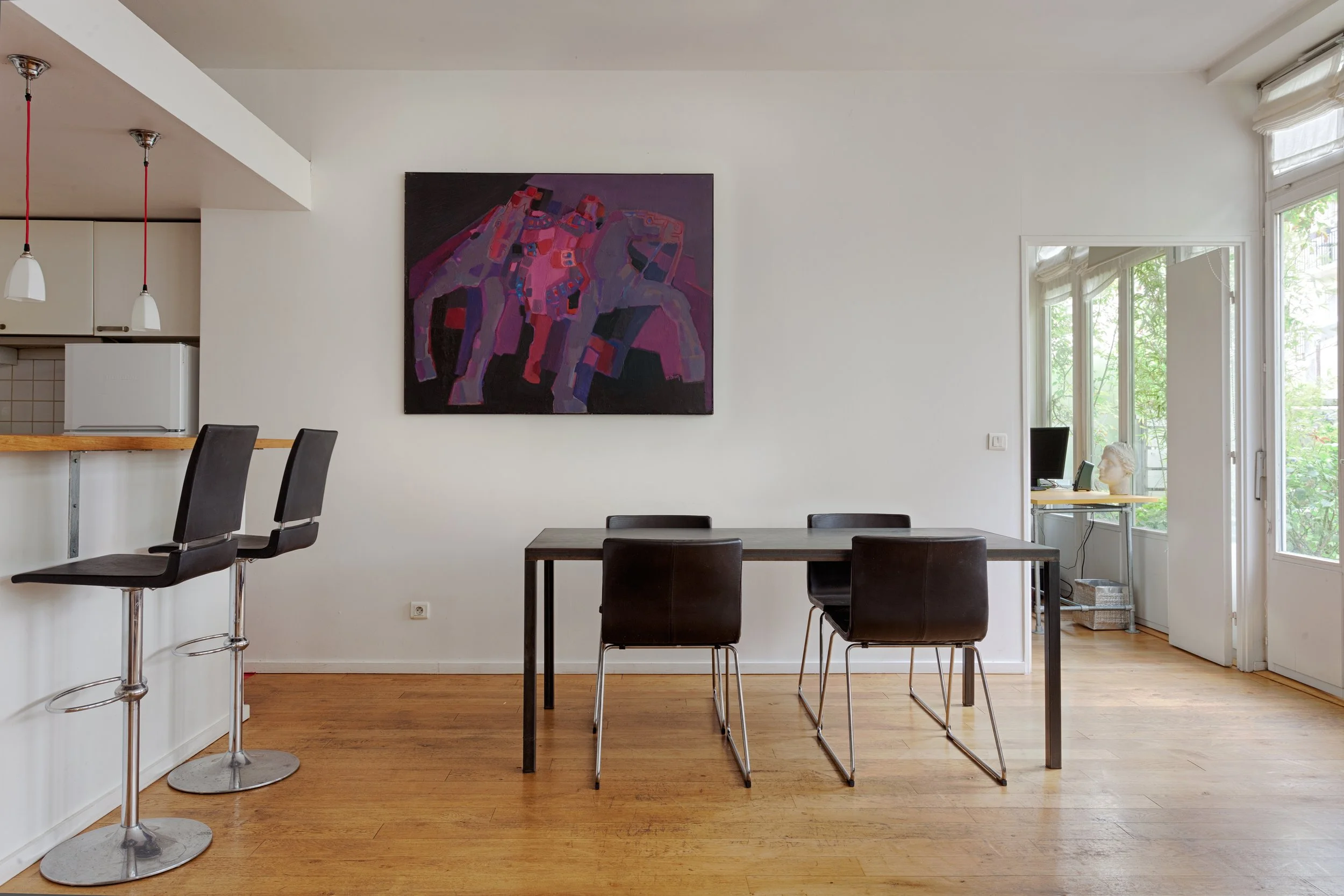 Espace repas du loft avec terrasse situé en bordure du Marais