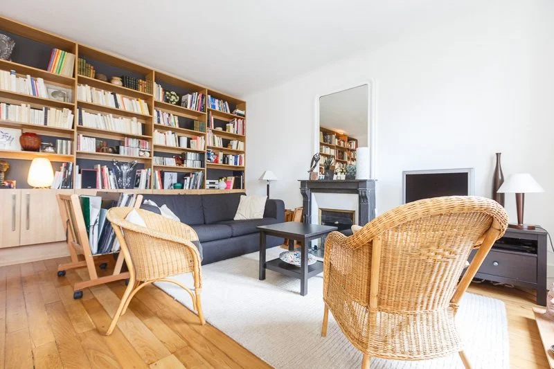Salon avec cheminée et bibliothèque sur mesure à la frontière du Marais