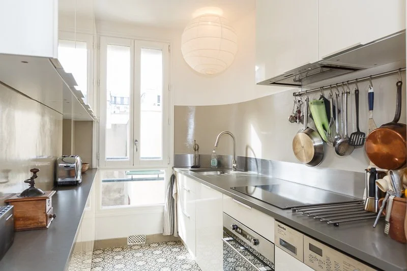 Cuisine aux carreaux de ciment d'un appartement à la frontière du Marais