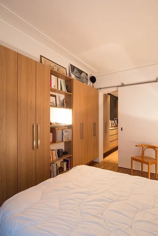 Rangements sur mesures de la chambre d'un appartement à la frontière du Marais