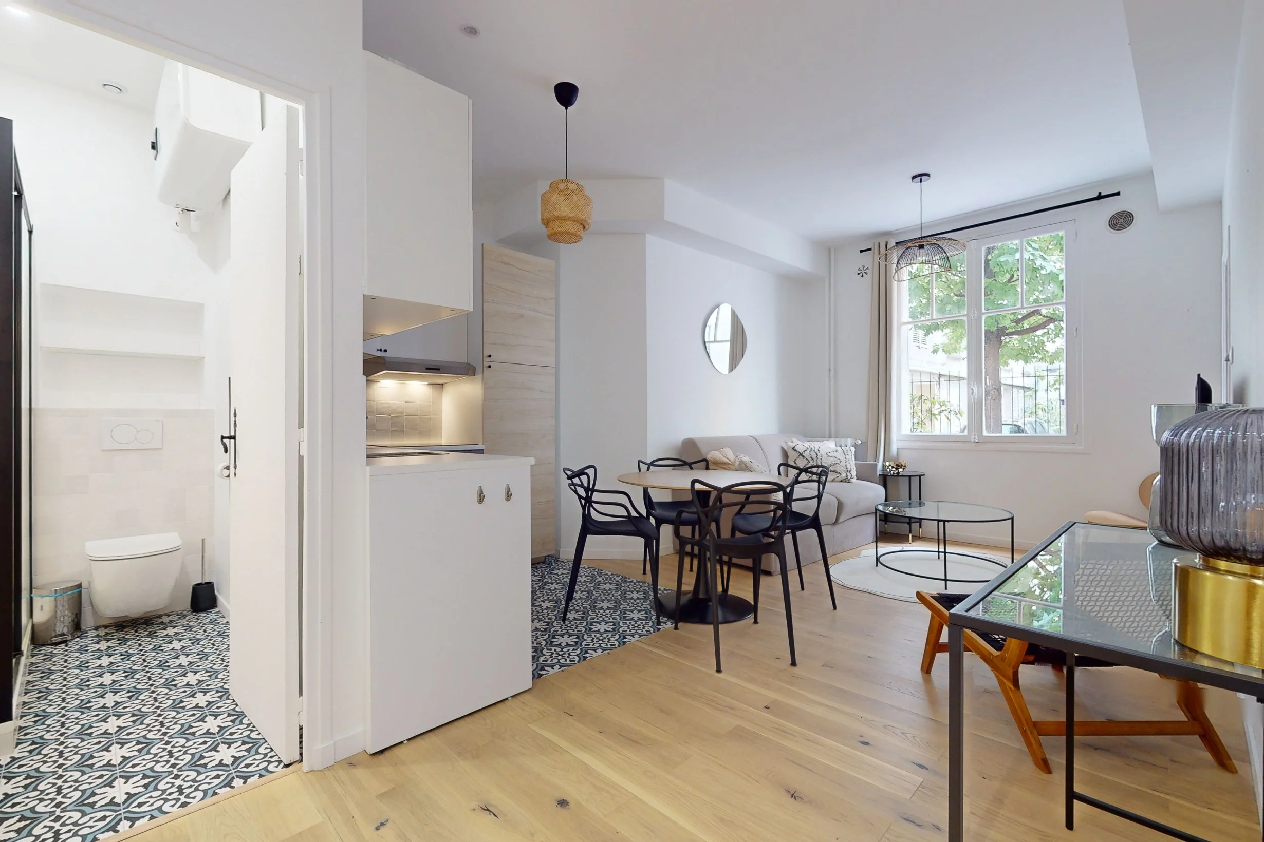 Vue depuis l'entrée d'un pied à terre rénové dans le quartier de la rue des Martyrs