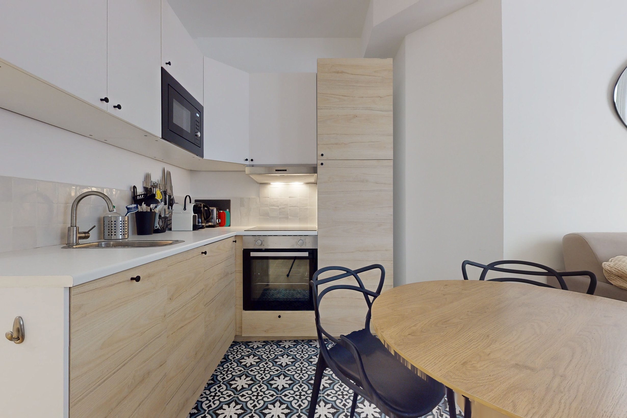 Cuisine d'un pied à terre rénové dans le quartier de la rue des Martyrs