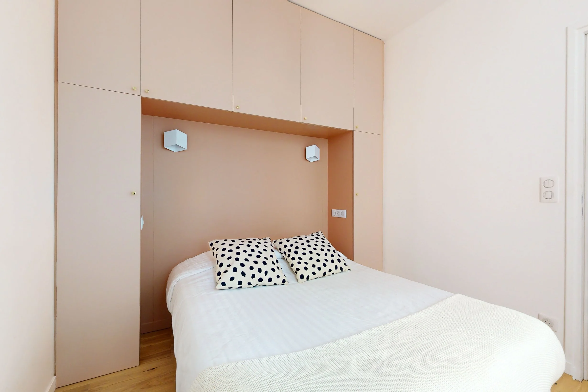 Chambre d'un pied à terre rénové dans le quartier de la rue des Martyrs