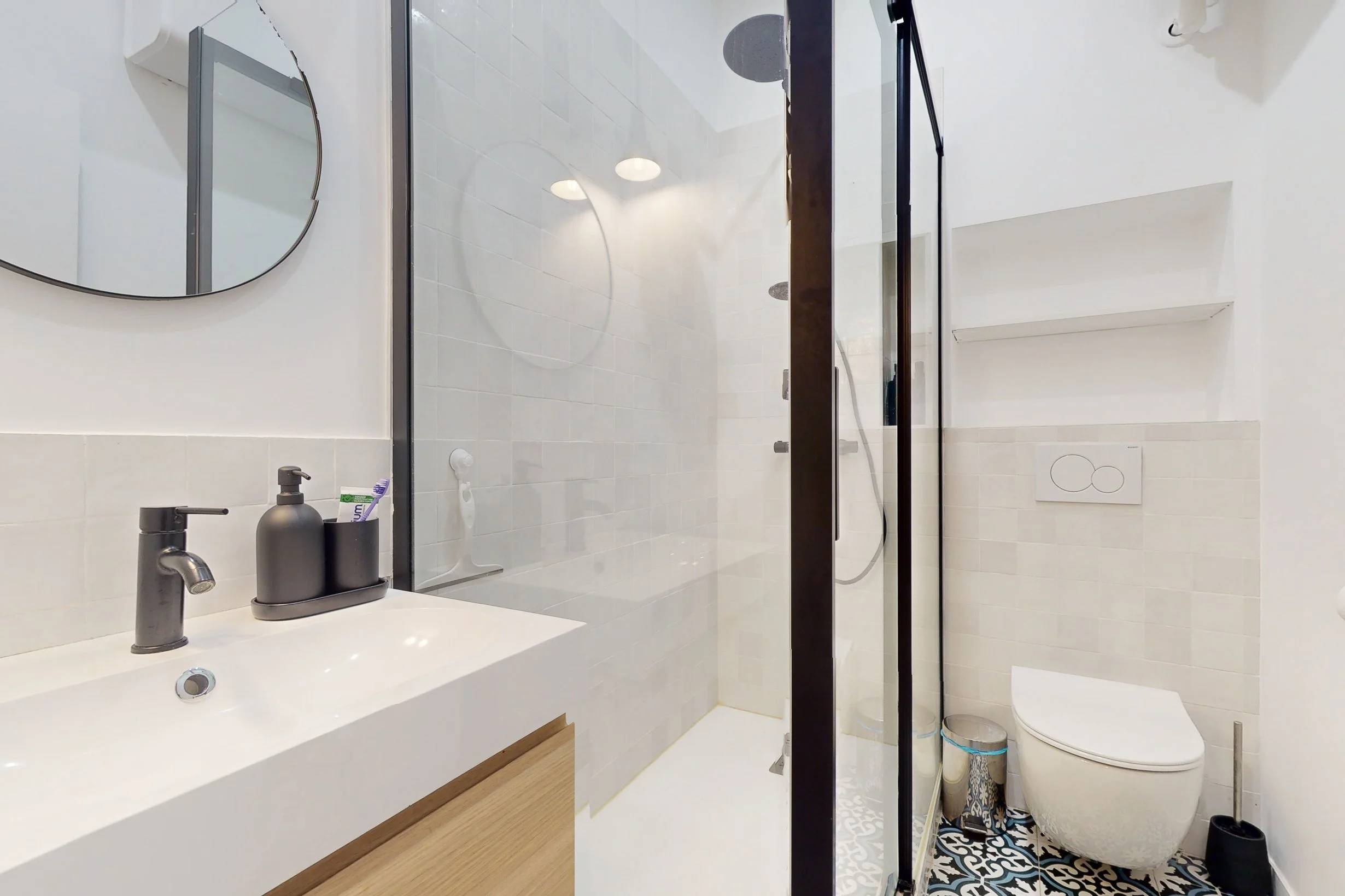 Salle de bain d'un pied à terre rénové dans le quartier de la rue des Martyrs