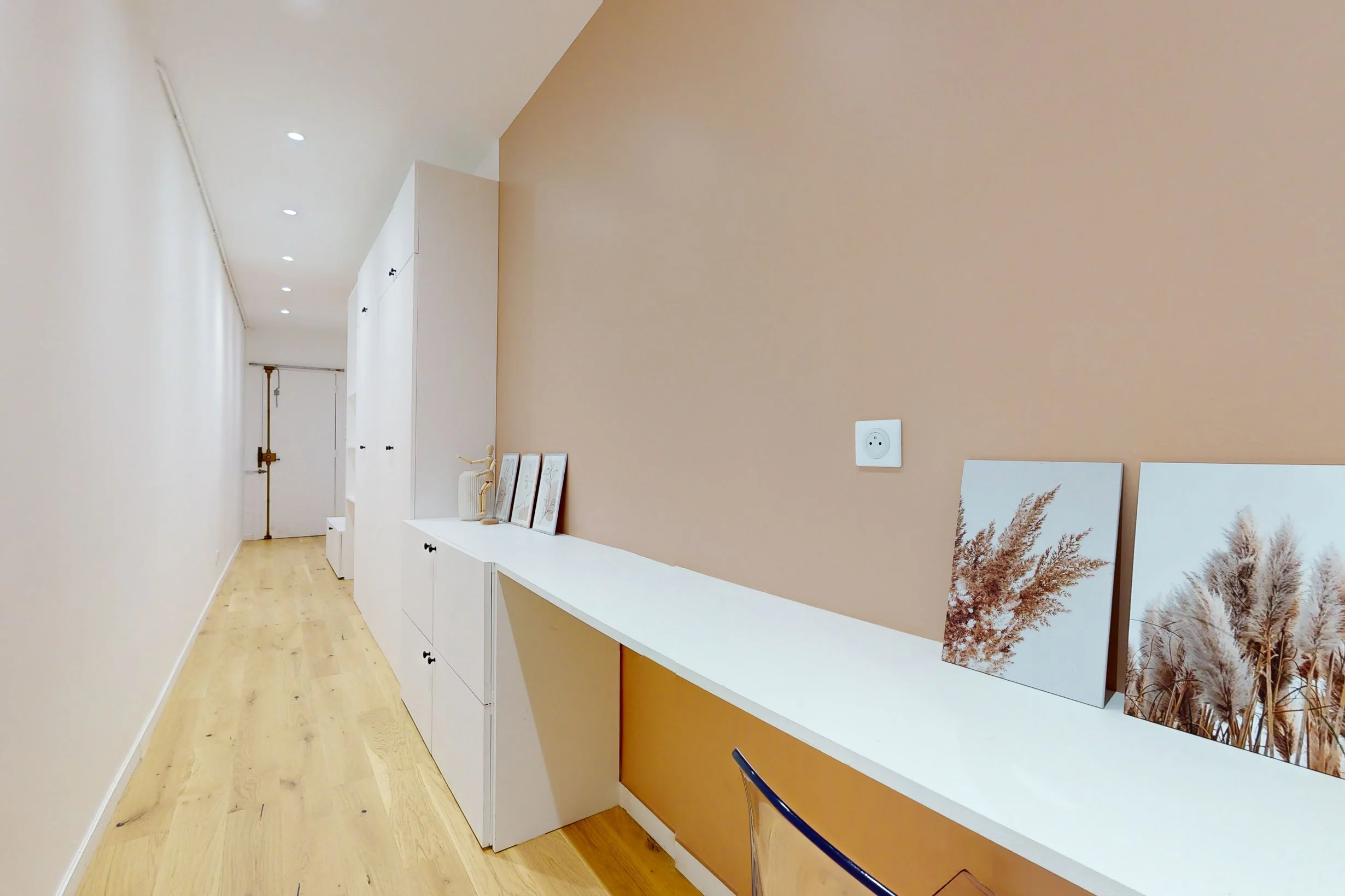 Coin bureau et rangements d'un pied à terre rénové dans le quartier de la rue des Martyrs
