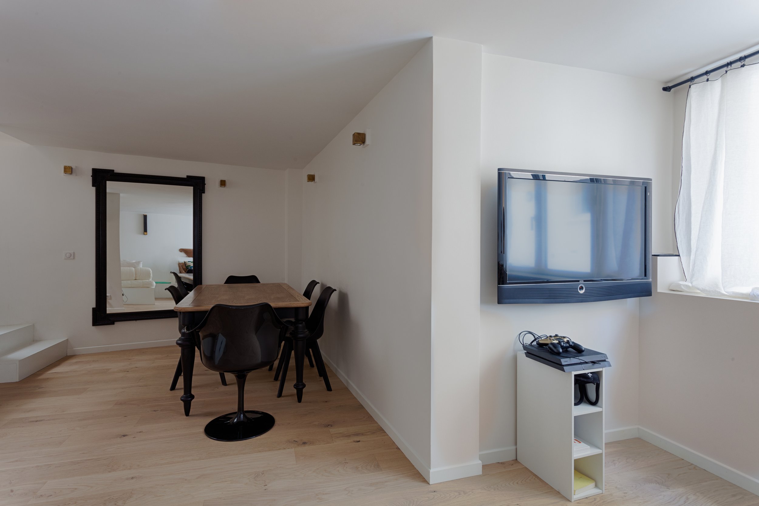 Salle à manger d'un triplex avec terrasse situé dans un immeuble de l'esplanade des Invalides