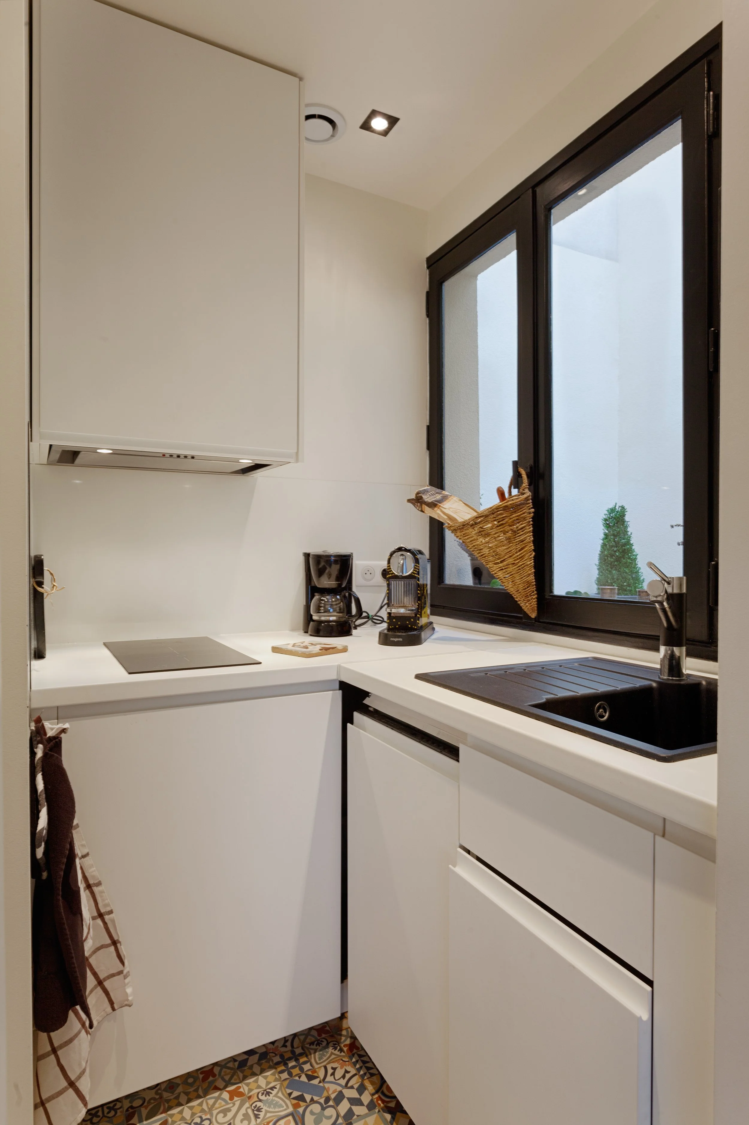 Cuisine d'un triplex avec terrasse situé dans un immeuble de l'esplanade des Invalides