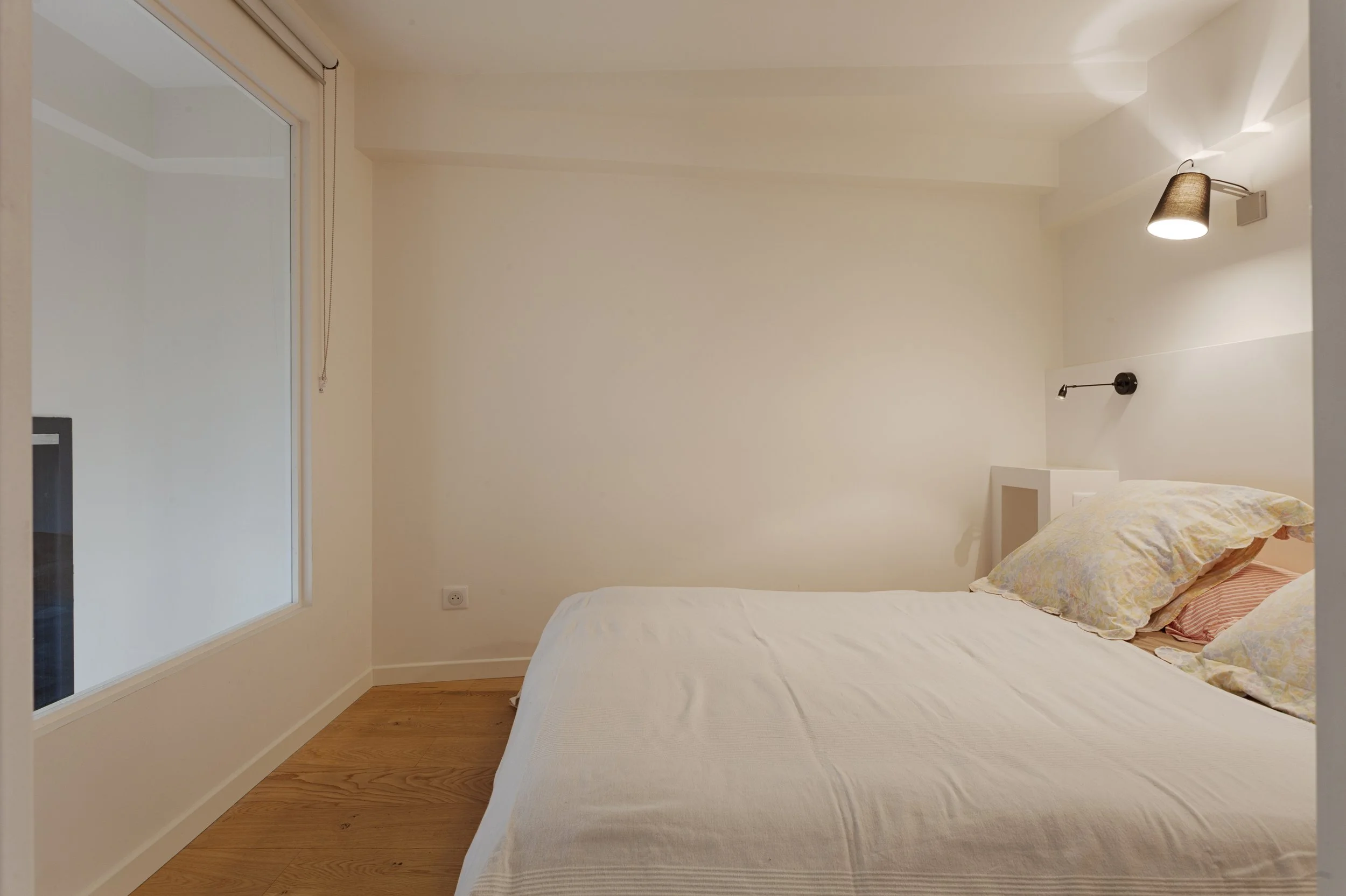 Chambre en second jour d'un triplex avec terrasse situé dans un immeuble de l'esplanade des Invalides
