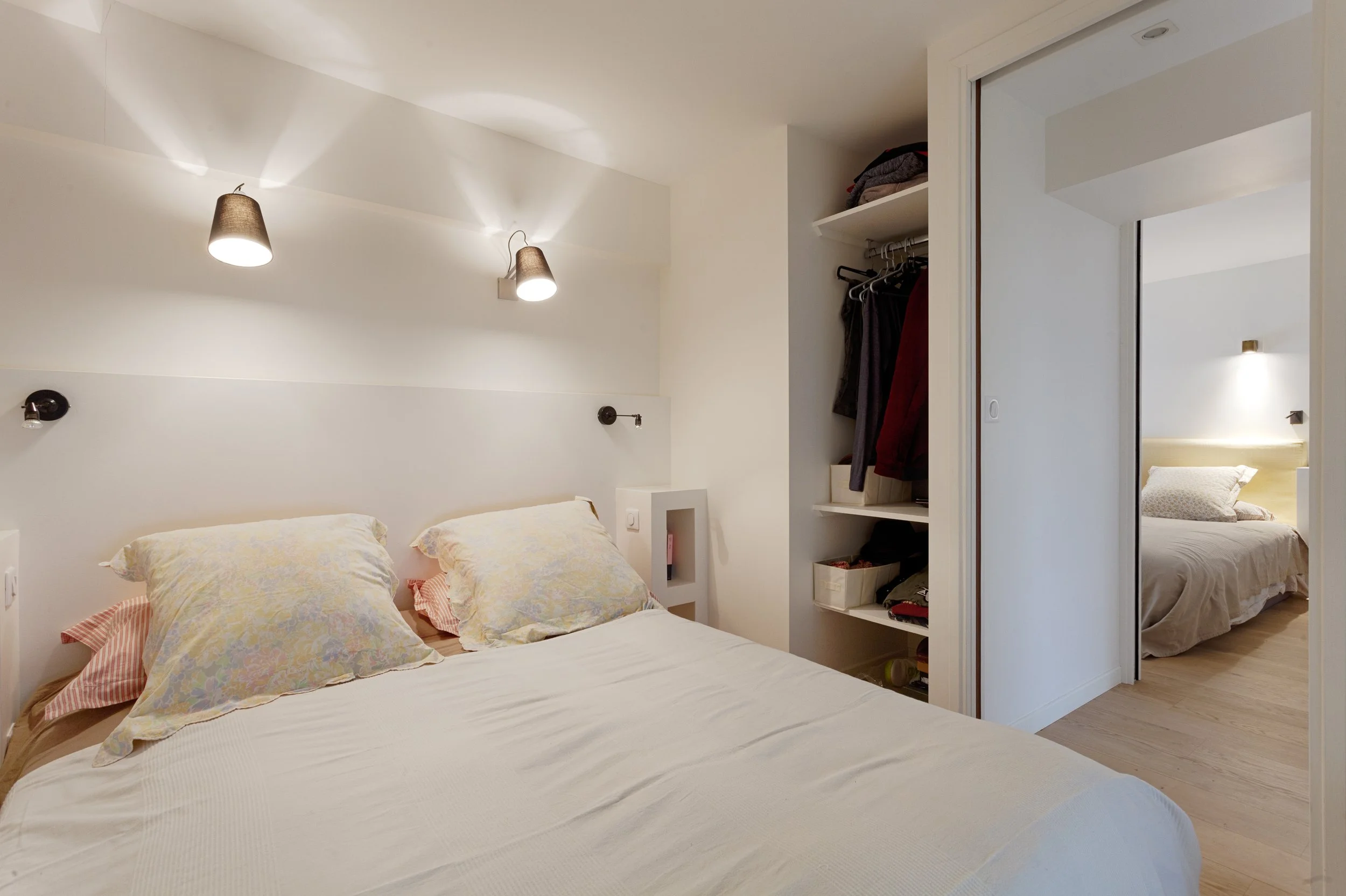 Chambre en second jour d'un triplex avec terrasse situé dans un immeuble de l'esplanade des Invalides