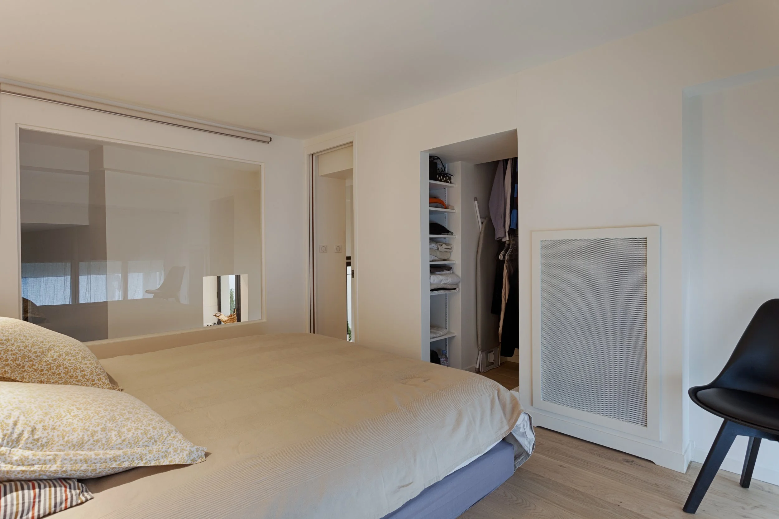 Chambre parentale avec dressing d'un triplex avec terrasse situé dans un immeuble de l'esplanade des Invalides