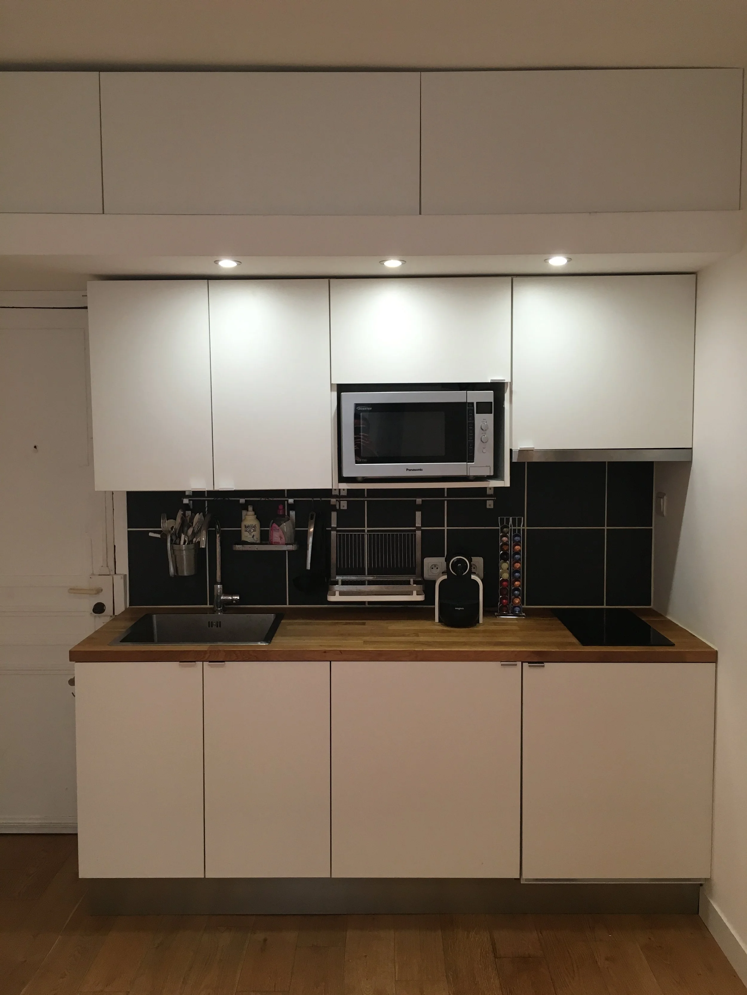 Cuisine d'un studio avec panneaux japonais dans le 10e arrondissement de Paris