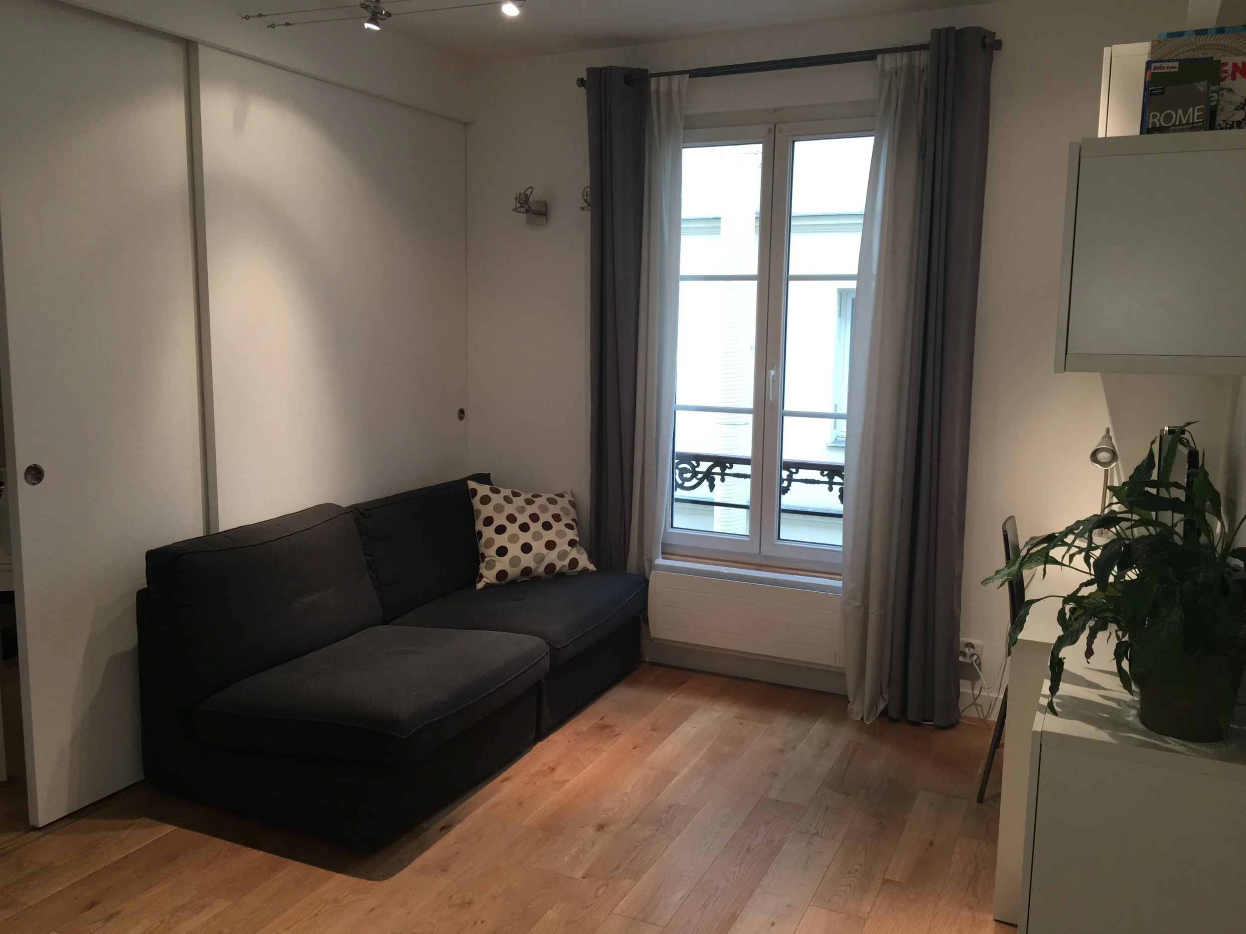Séjour d'un studio avec panneaux japonais dans le 10e arrondissement de Paris