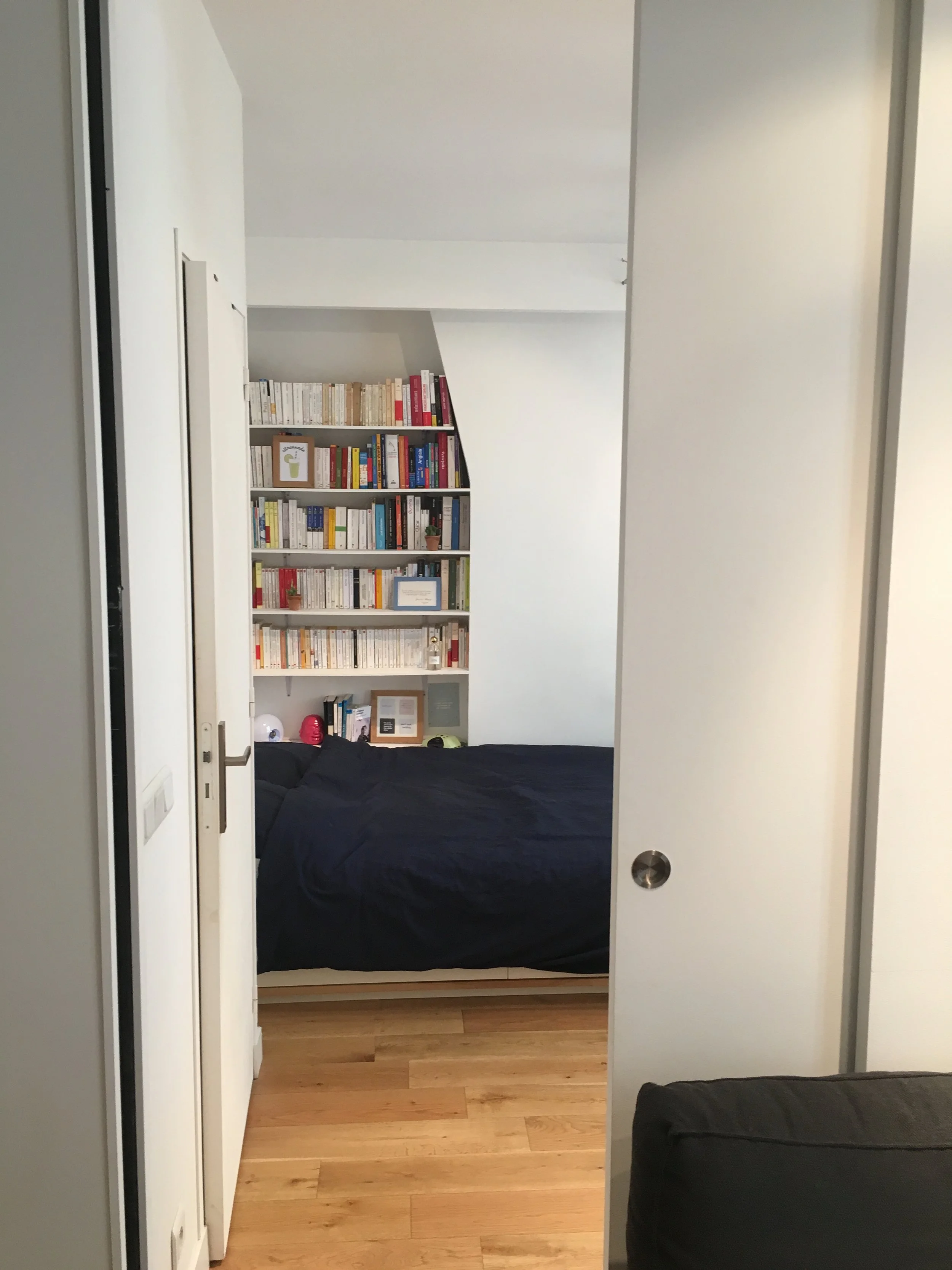 Vue du coin nuit d'un studio avec panneaux japonais dans le 10e arrondissement de Paris