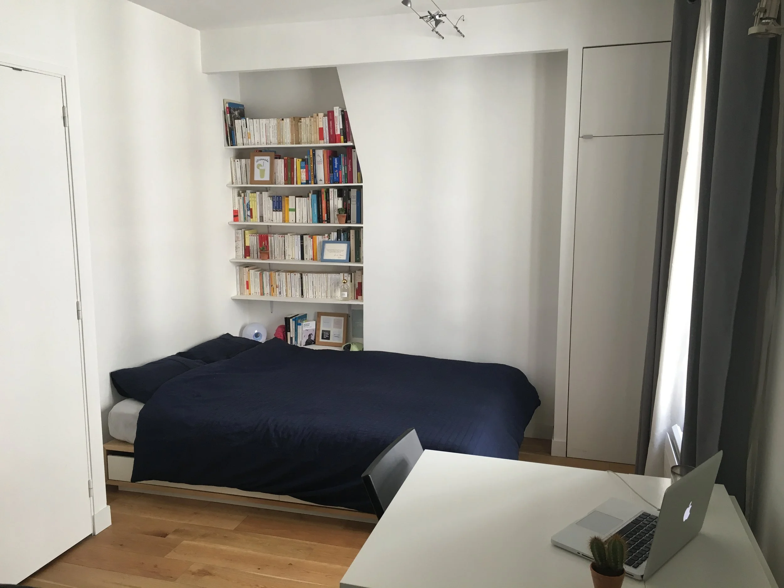 Chambre d'un studio avec panneaux japonais dans le 10e arrondissement de Paris