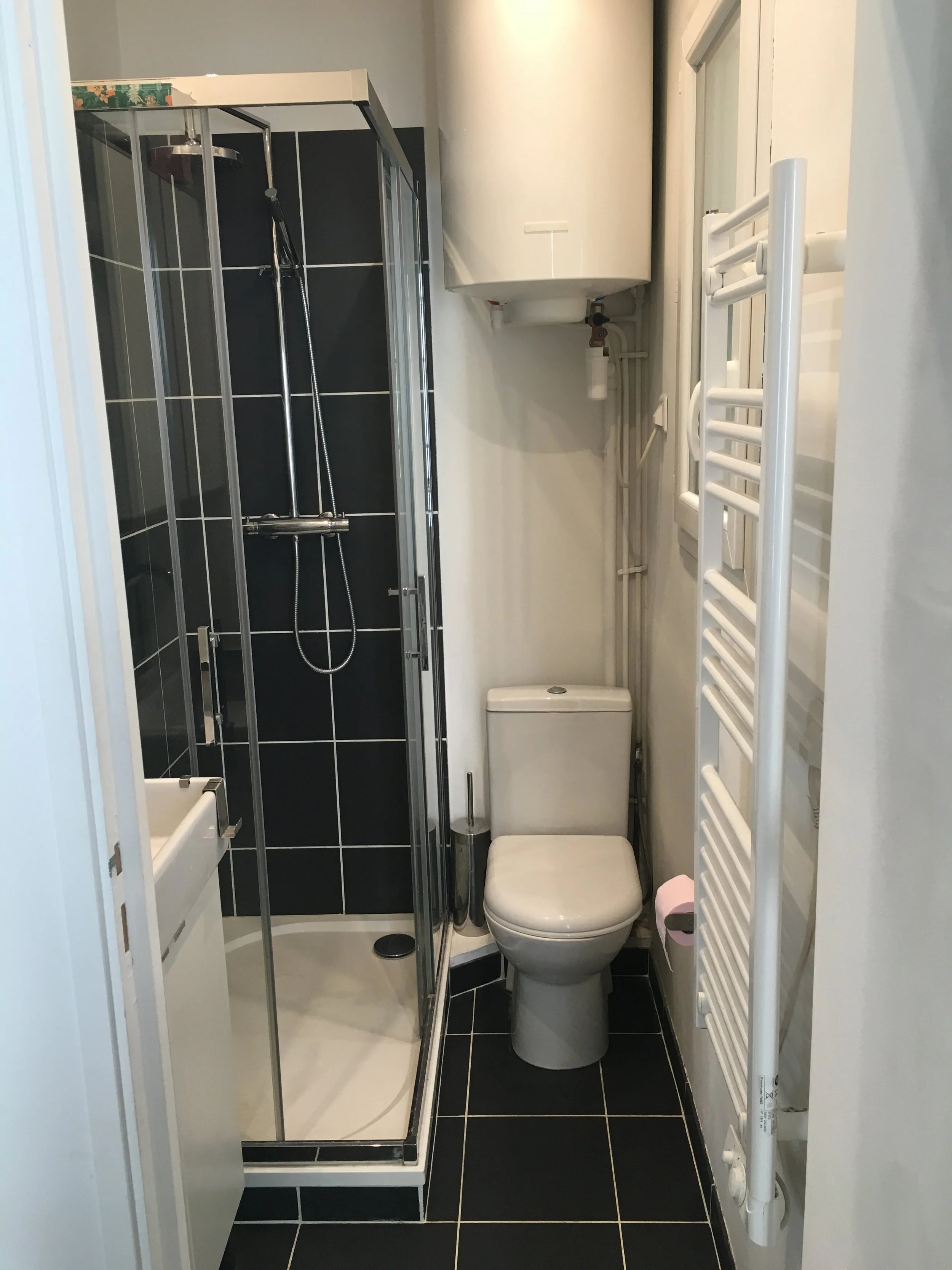 Salle d'eau d'un studio avec panneaux japonais dans le 10e arrondissement de Paris