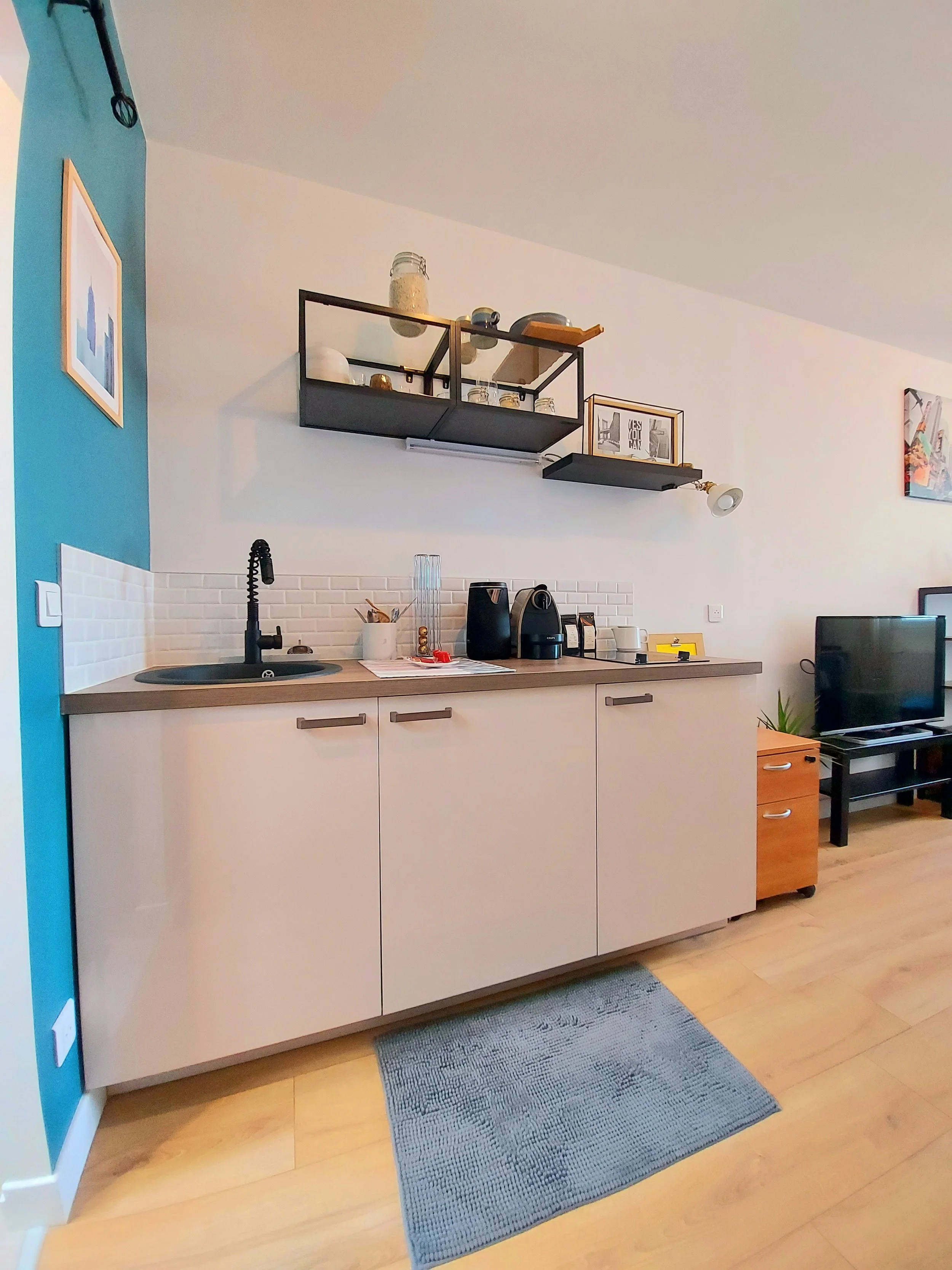 Coin cuisine d'une studette rénovée à deux pas de Montmartre