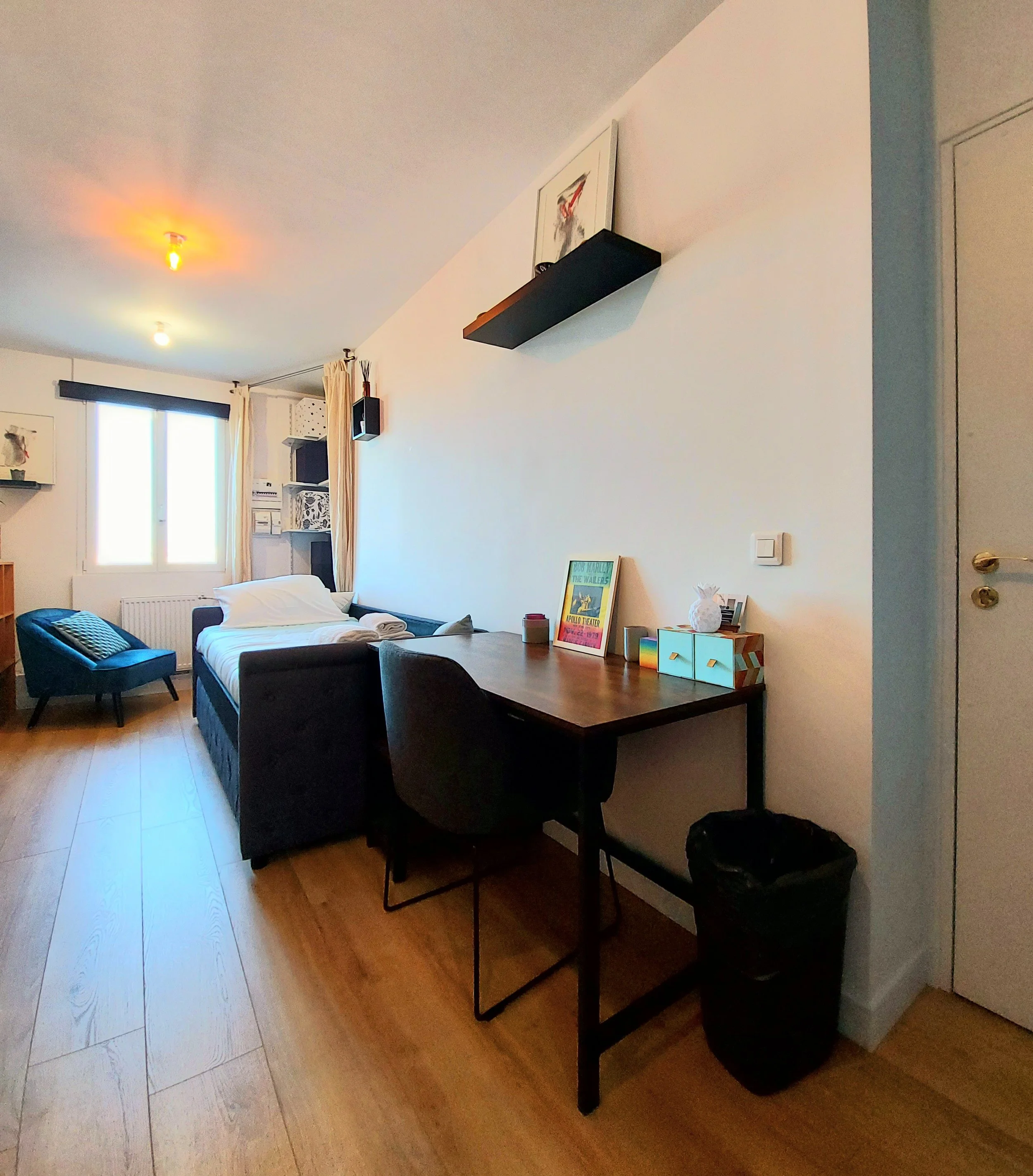 Espace bureau d'une studette rénovée à deux pas de Montmartre