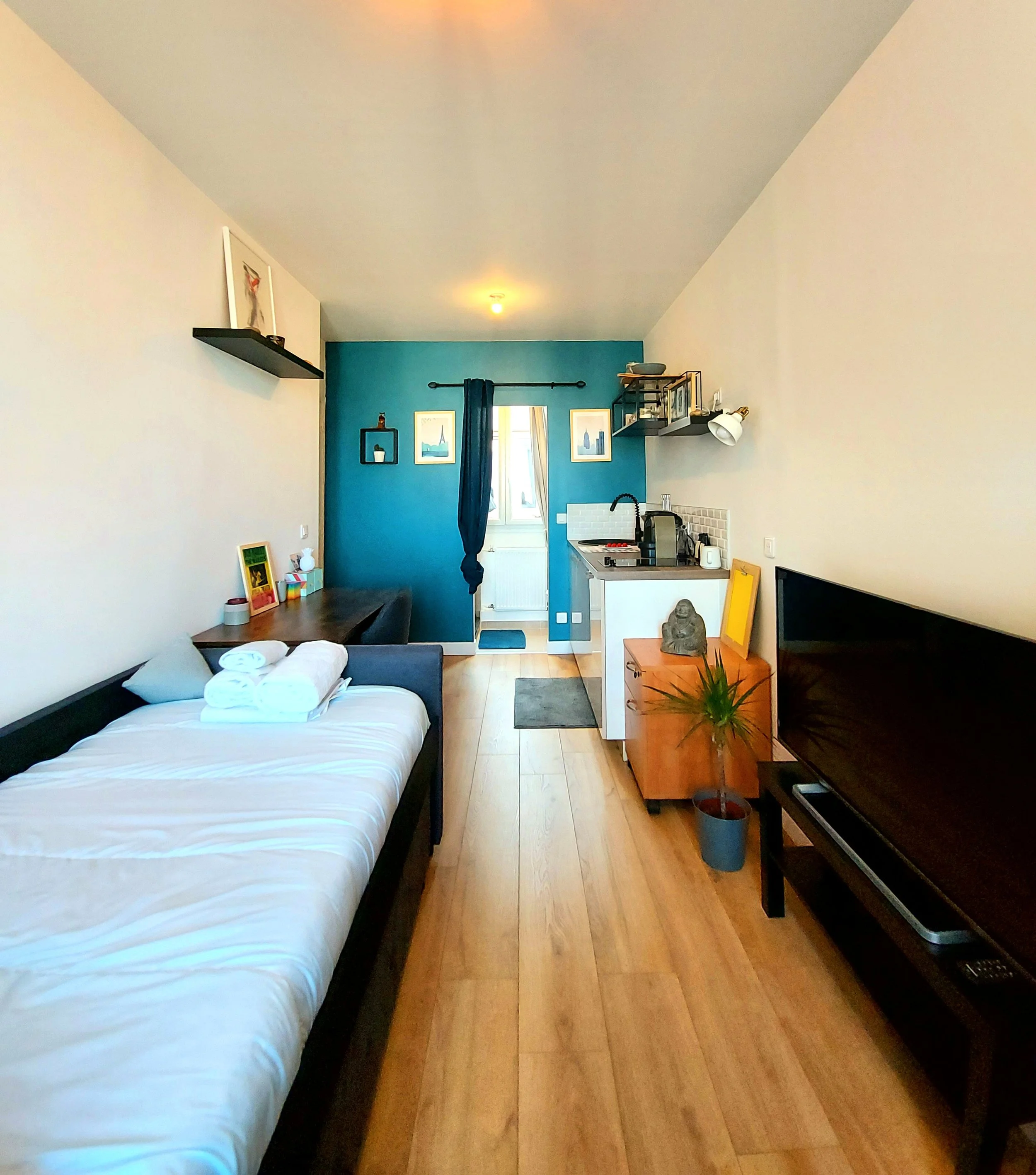 Pièce de vie d'une studette rénovée à deux pas de Montmartre