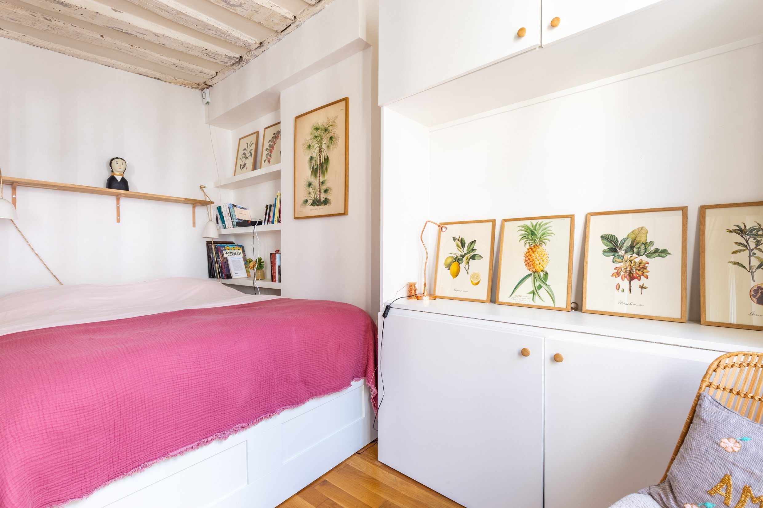 Rangement dans le coin d'un studio avec verrière atelier dans le quartier du Sentier