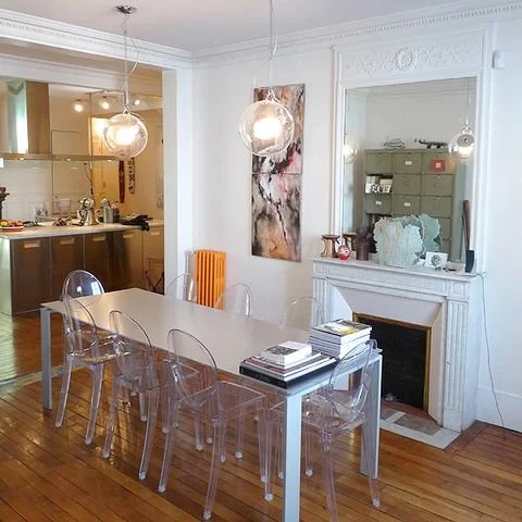 Salle à manger dans un appartement haussmannien revisité à proximité de Jules Joffrin