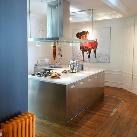 Îlot central de la cuisine Arclinea d'un appartement haussmannien revisité à proximité de Jules Joffrin