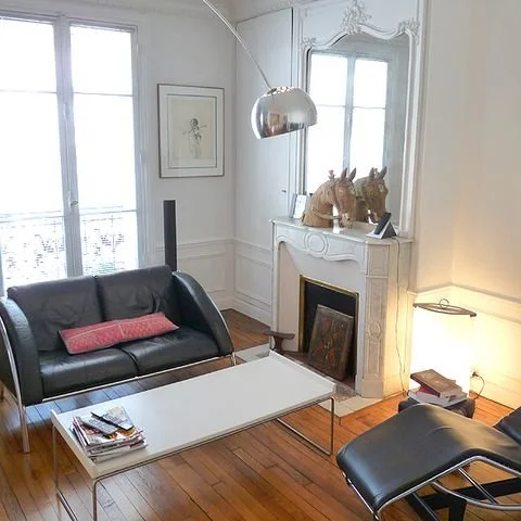 Séjour d'un appartement haussmannien revisité à proximité de Jules Joffrin