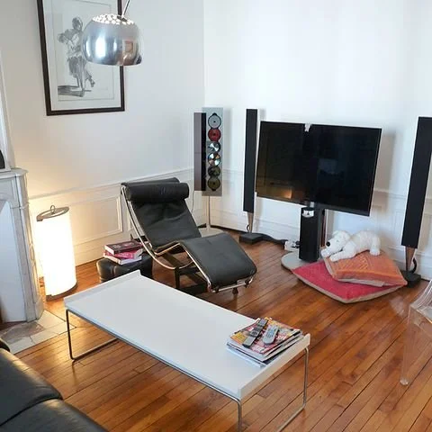 Séjour d'un appartement haussmannien revisité à proximité de Jules Joffrin
