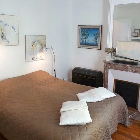 Chambre d'un appartement haussmannien revisité à proximité de Jules Joffrin