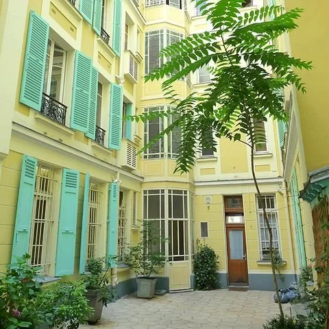 Cour de l'immeuble haussmannien à proximité de Jules Joffrin