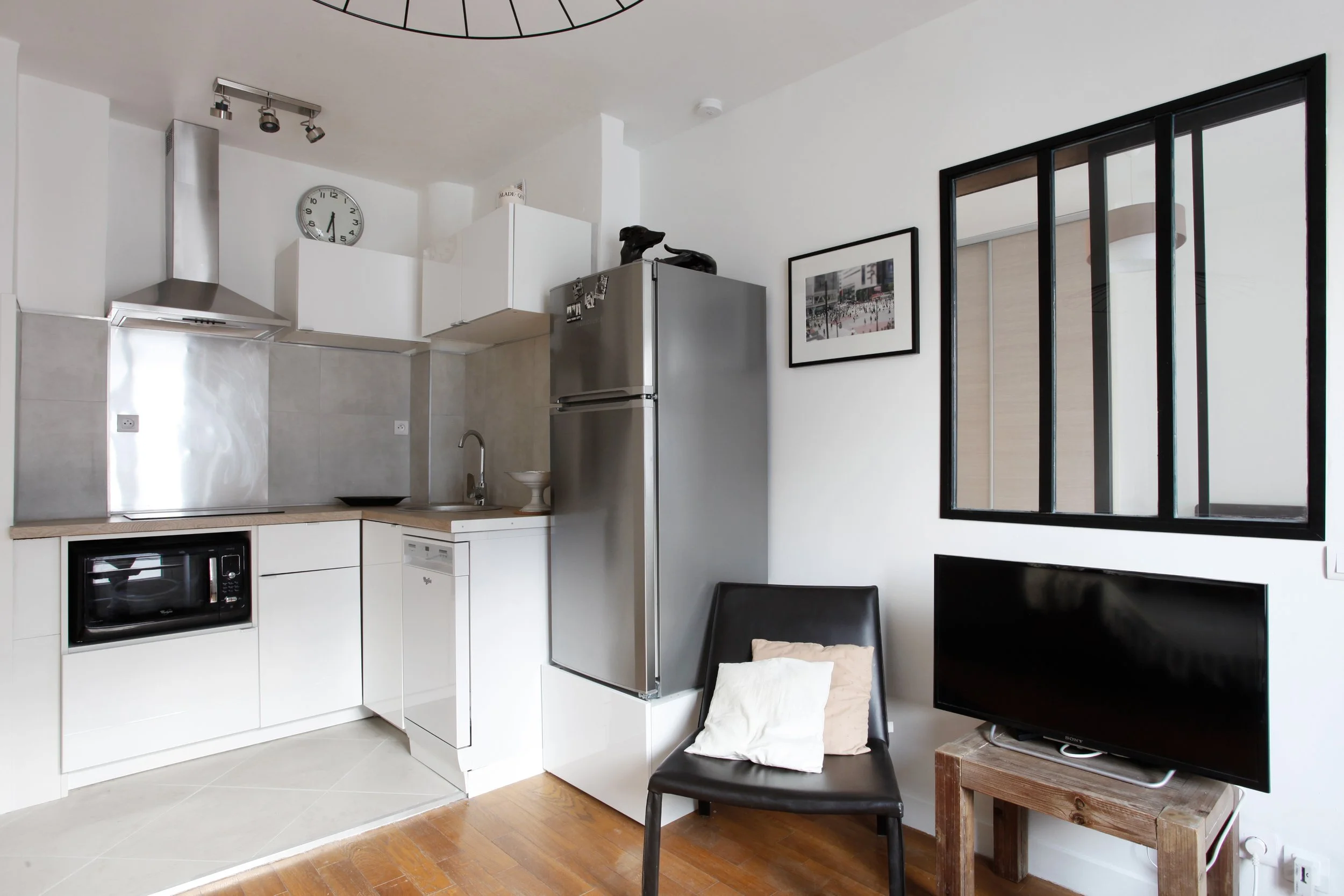 Cuisine d'un deux pièces avec verrière style atelier