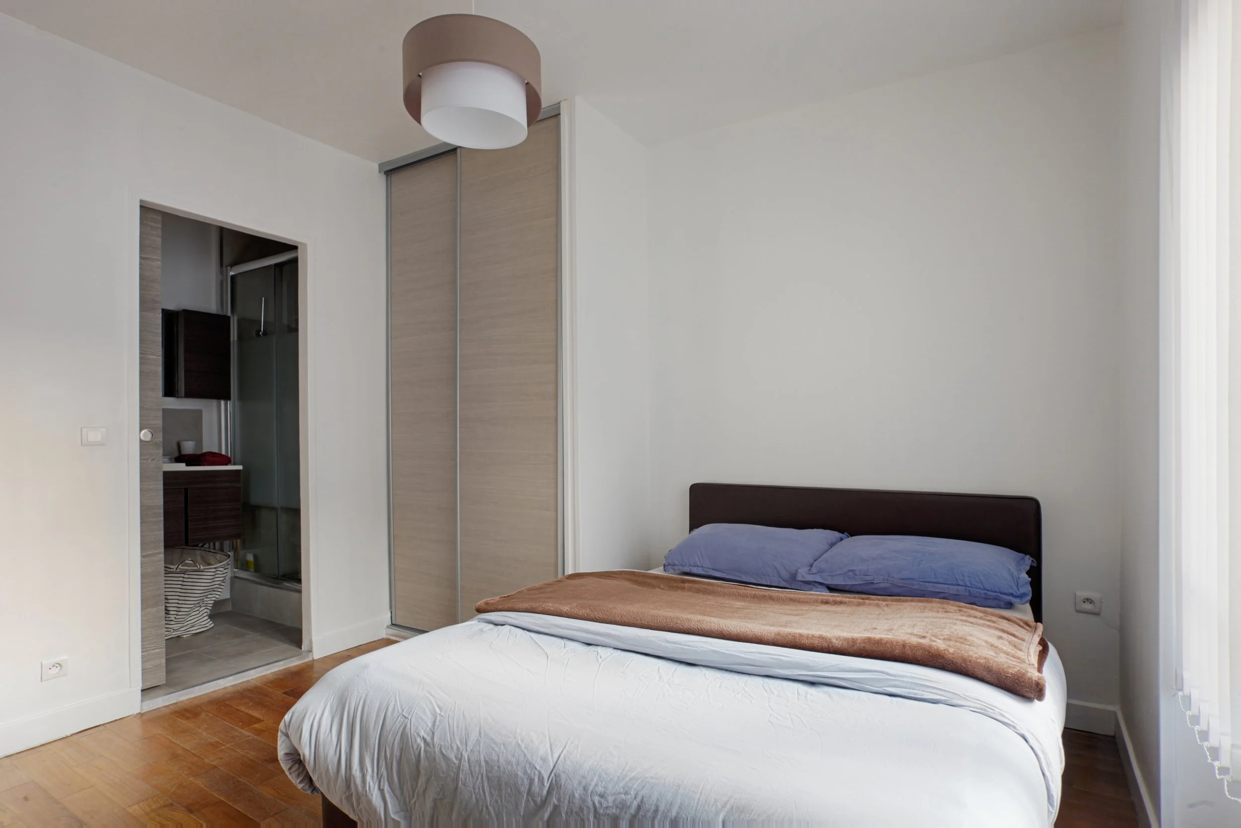 Chambre avec salle d'eau en suite d'un deux pièces avec verrière style atelier