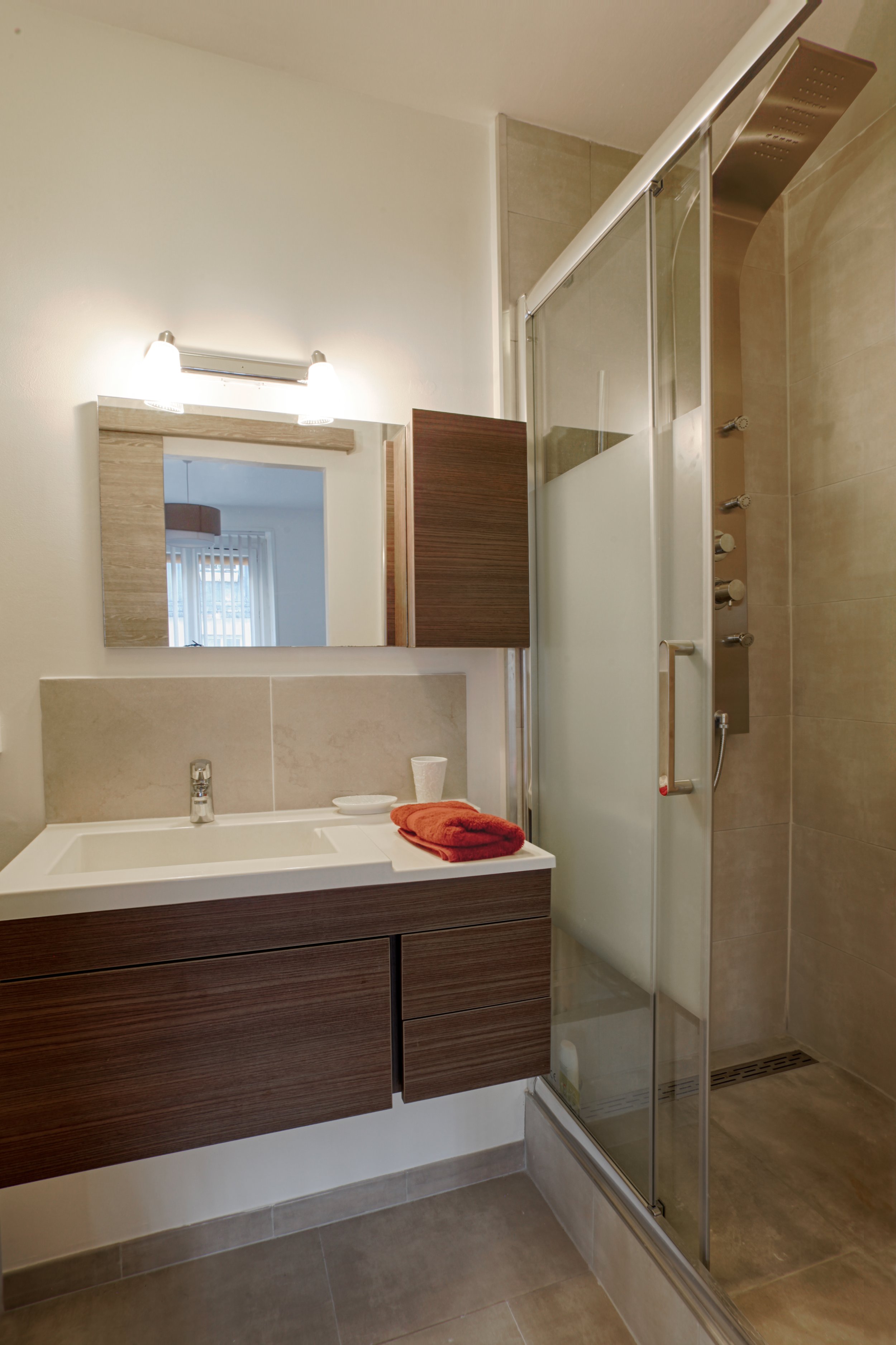Salle d'eau d'un deux pièces avec verrière style atelier