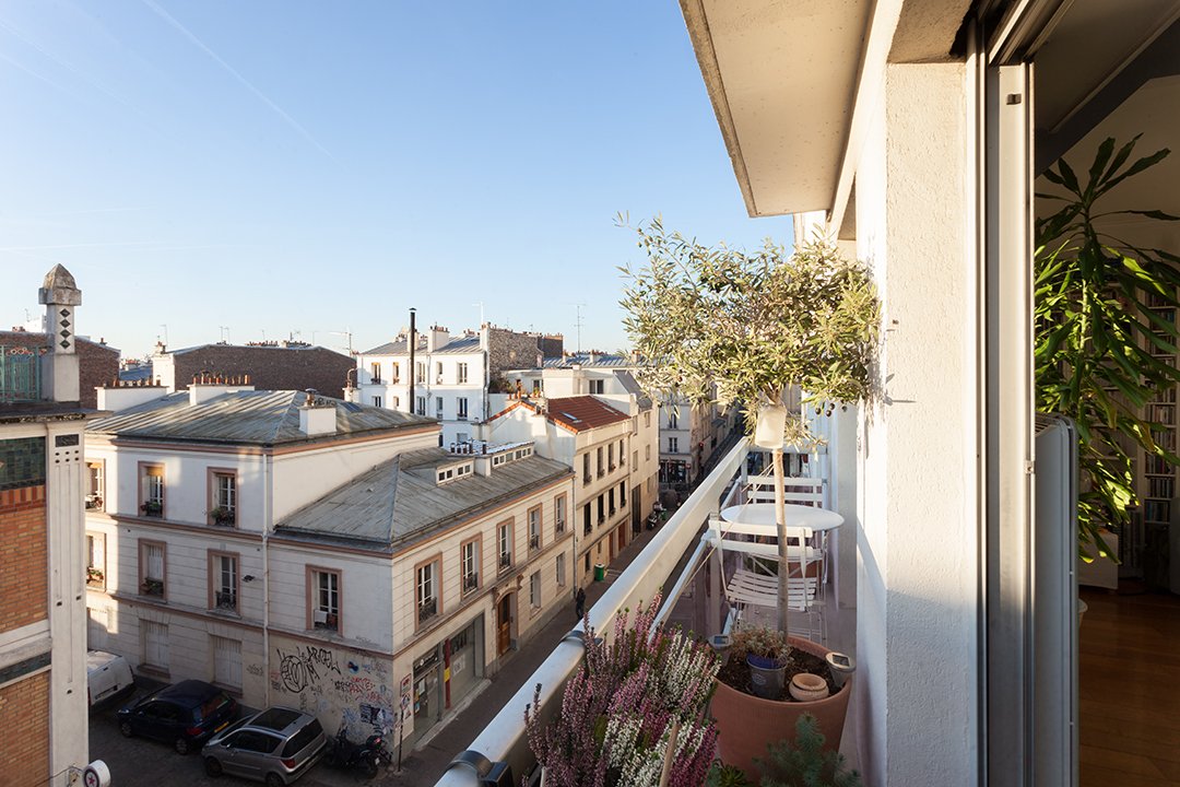 Balcon de l'appartement d'un immeuble semi-récent à proximité de la rue Sorbier 