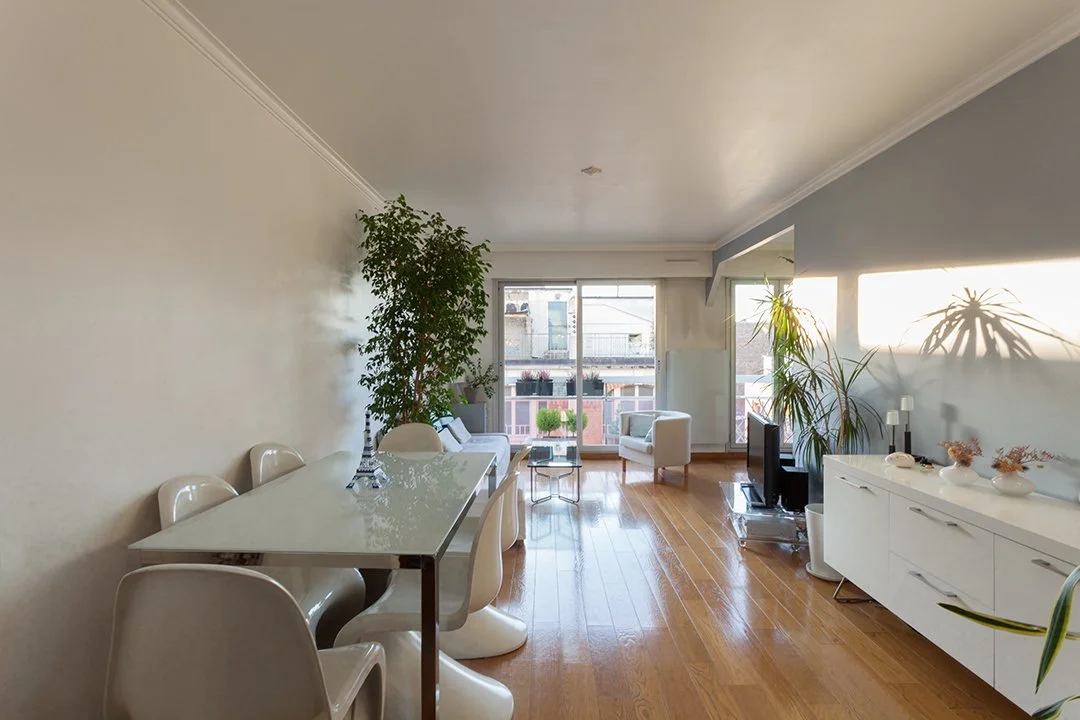 Séjour de l'appartement d'un immeuble semi-récent à proximité de la rue Sorbier