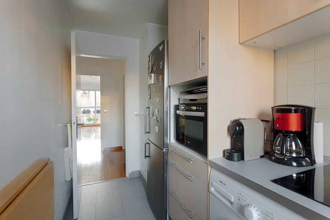 Cuisine de l'appartement d'un immeuble semi-récent à proximité de la rue Sorbier