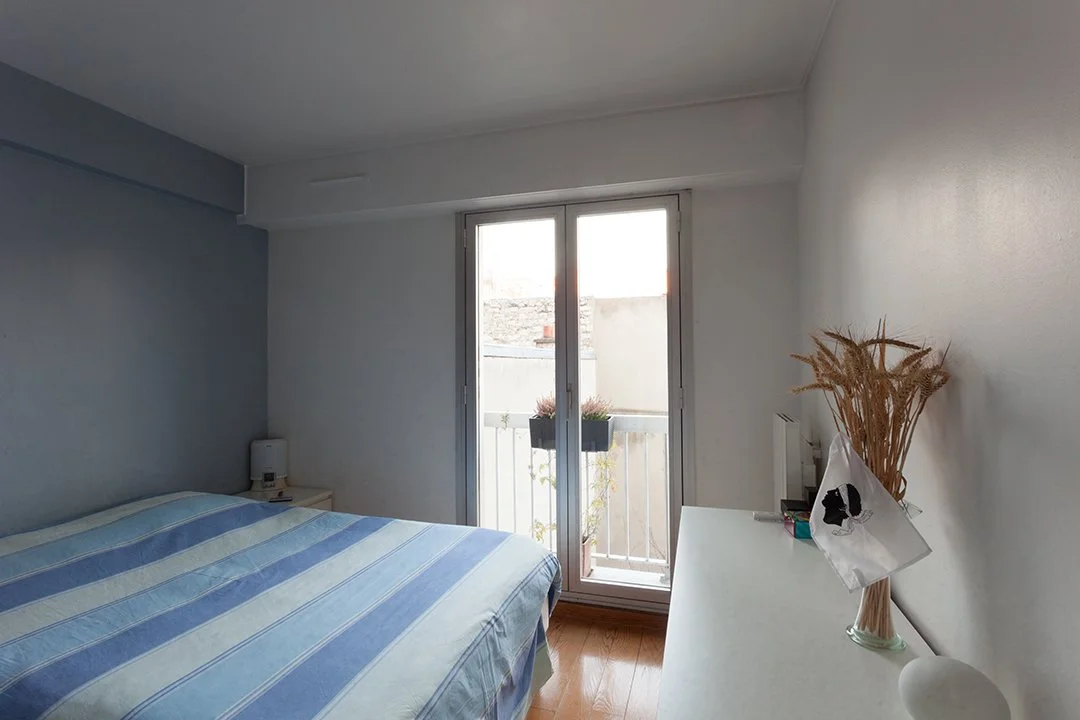 Chambre de l'appartement d'un immeuble semi-récent à proximité de la rue Sorbier