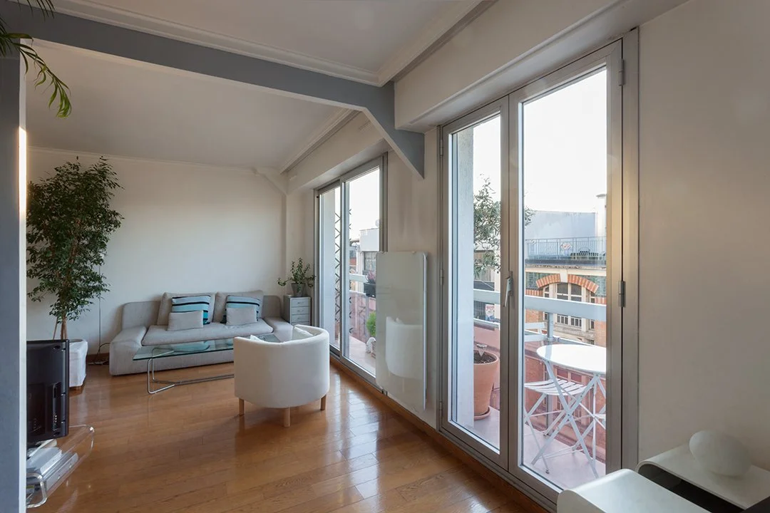 Vue du séjour de l'appartement d'un immeuble semi-récent à proximité de la rue Sorbier
