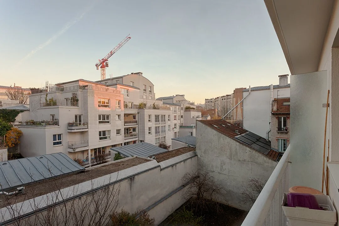 Balcon côté cour de l'appartement d'un immeuble semi-récent à proximité de la rue Sorbier