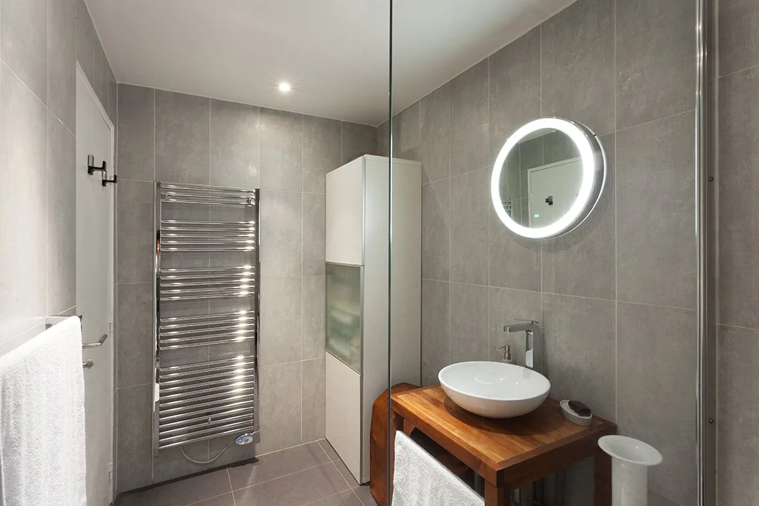 Salle d'eau de l'appartement d'un immeuble semi-récent à proximité de la rue Sorbier