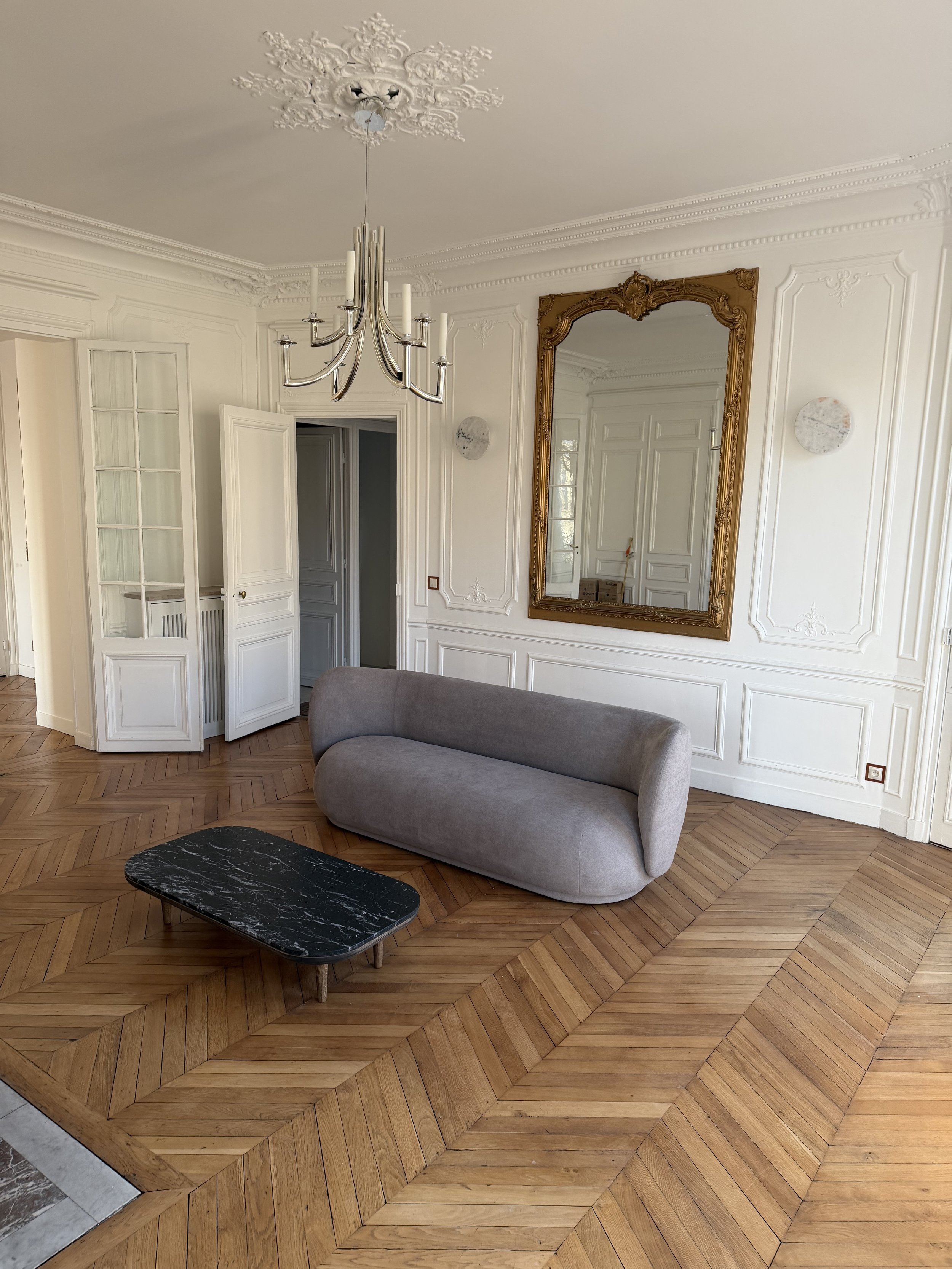 Séjour avec parquet point de Hongrie, moulures, corniches et cheminée.