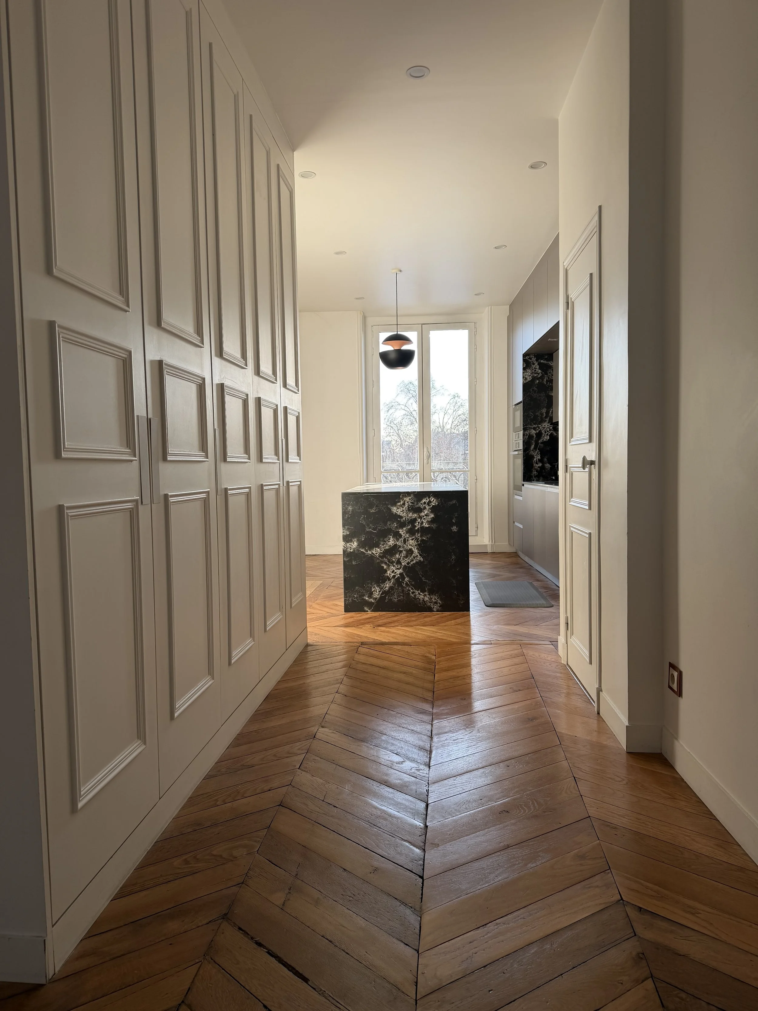Cuisine avec îlot central et plan de travail en dekton 