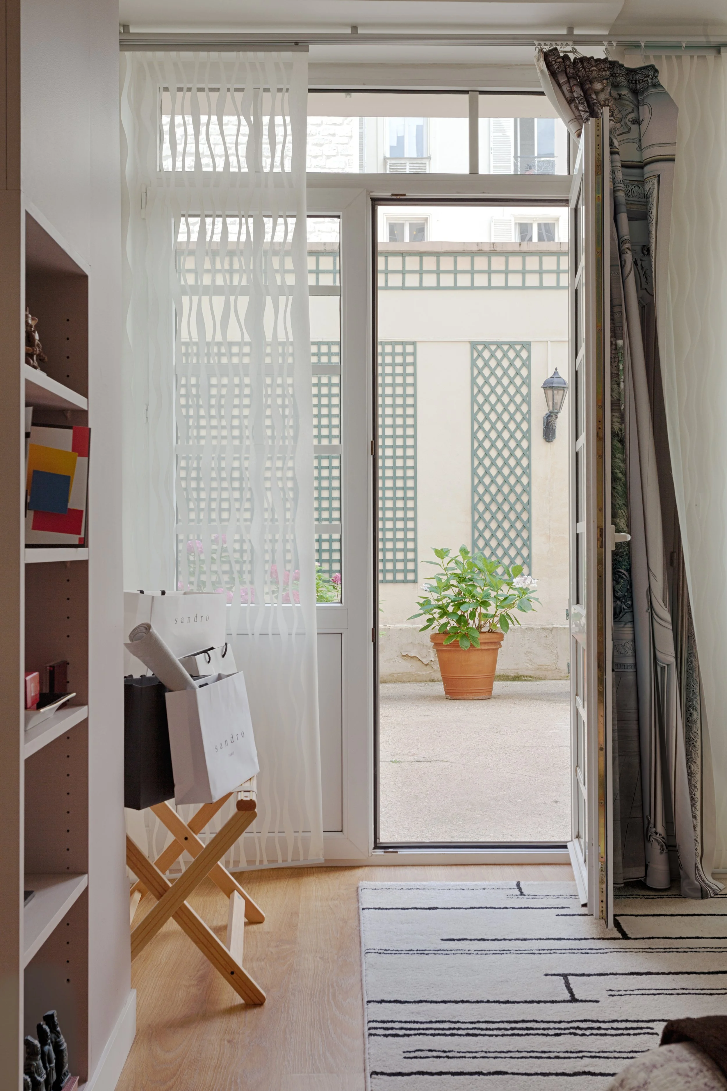 Bureau dans la chambre d'un loft situé à proximité de l'église Saint-Augustin