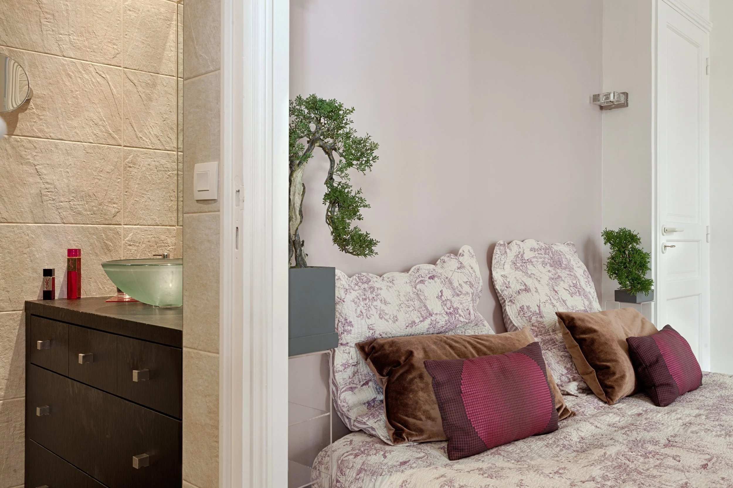 Salle d'eau en suite de la chambre d'un loft situé à proximité de l'église Saint-Augustin