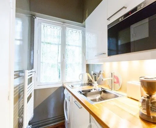 Cuisinede ce pied-à-terre situé à deux pas de la cathédrale Notre-Dame dans le 5e arrondissement de Paris