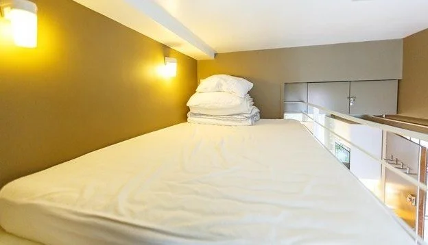 Lit double sur la mezzanine de ce pied-à-terre situé à deux pas de la cathédrale Notre-Dame dans le 5e arrondissement de Paris