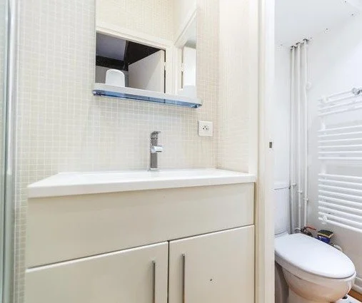 Vue du WC séparé de ce pied-à-terre situé à deux pas de la cathédrale Notre-Dame dans le 5e arrondissement de Paris 