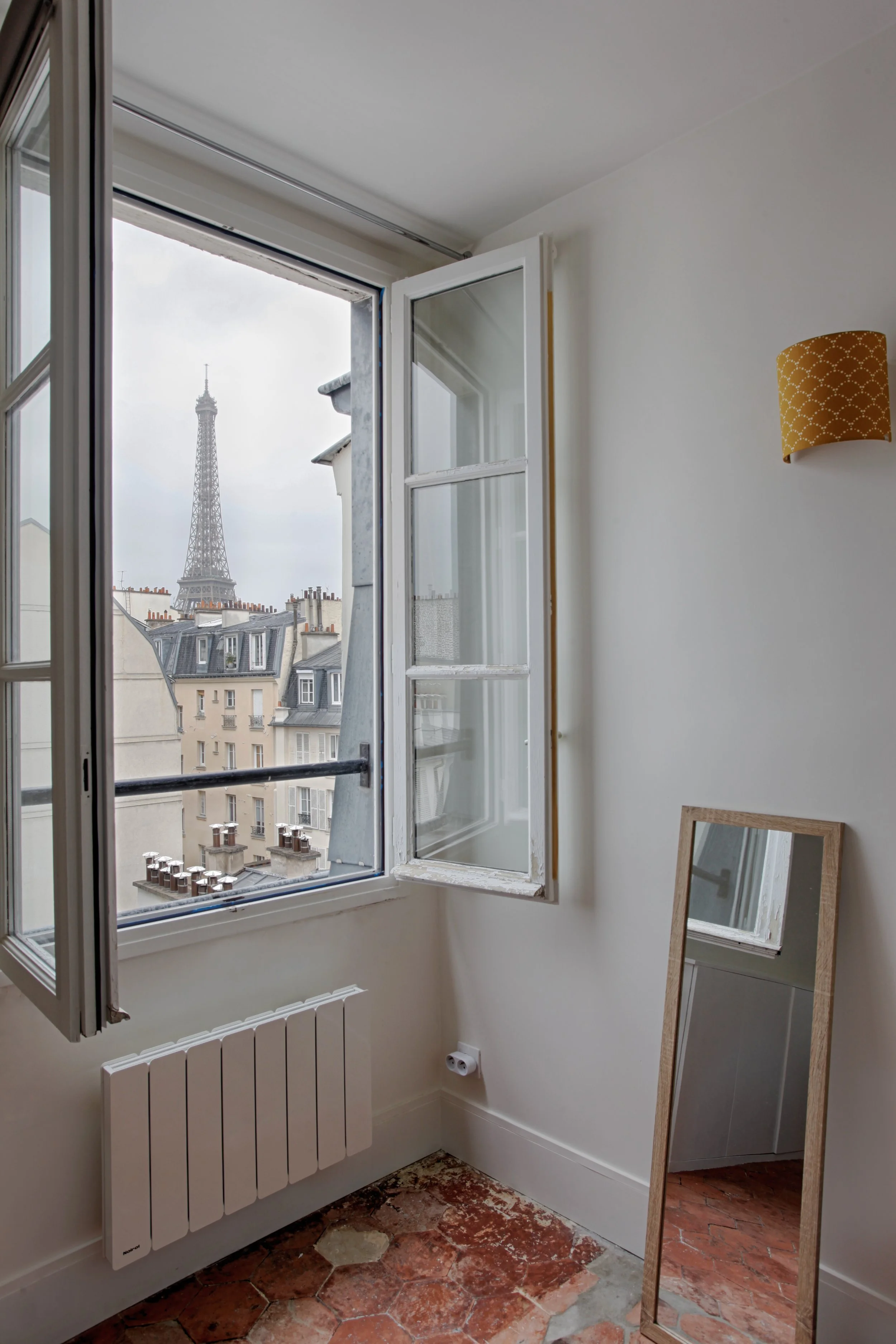 Vue sur le tour Eiffel dans le quartier gros caillou