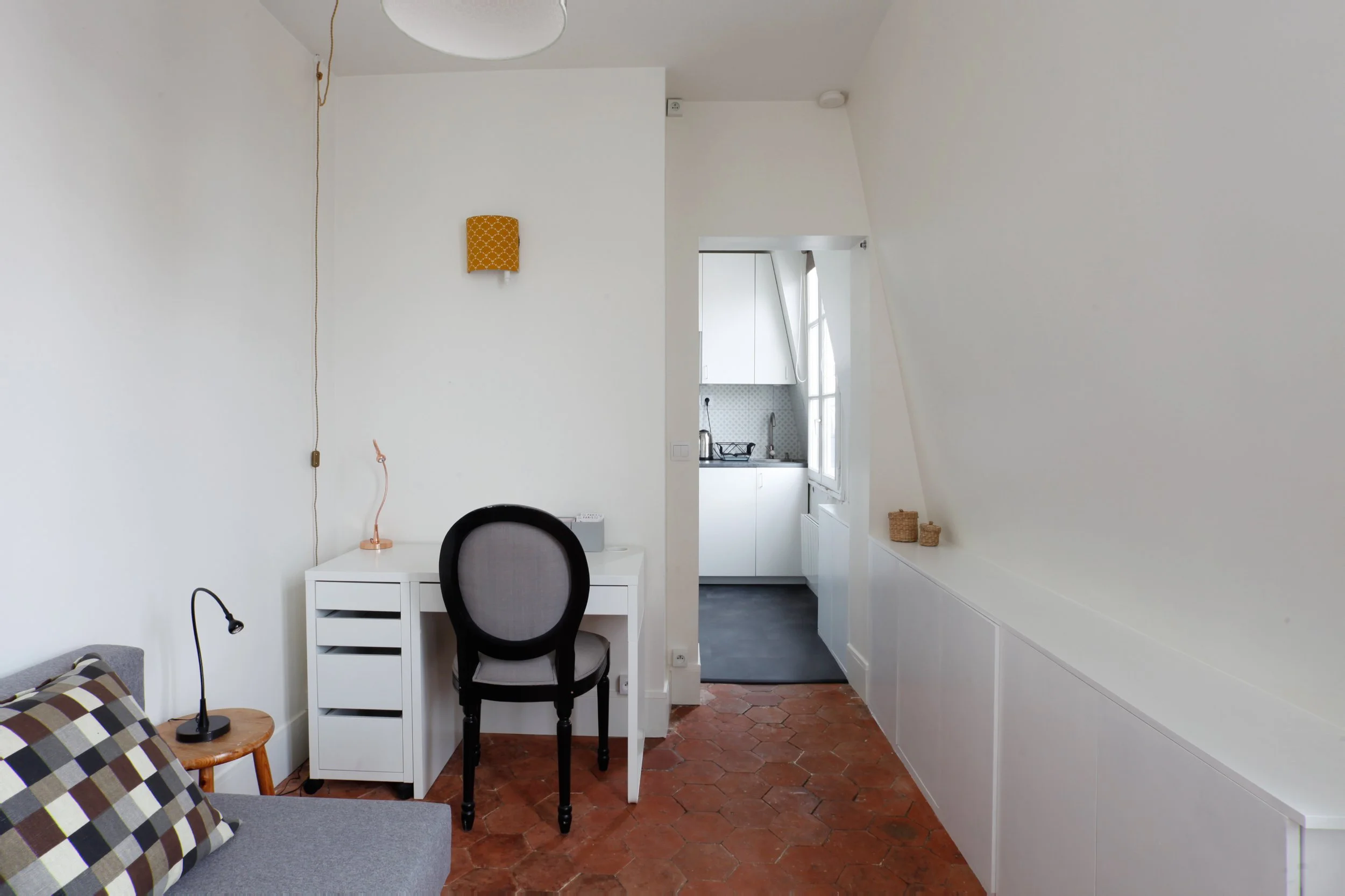 Coin bureau et enfilade de la pièce de vie d'une studette dans le quartier gros caillou